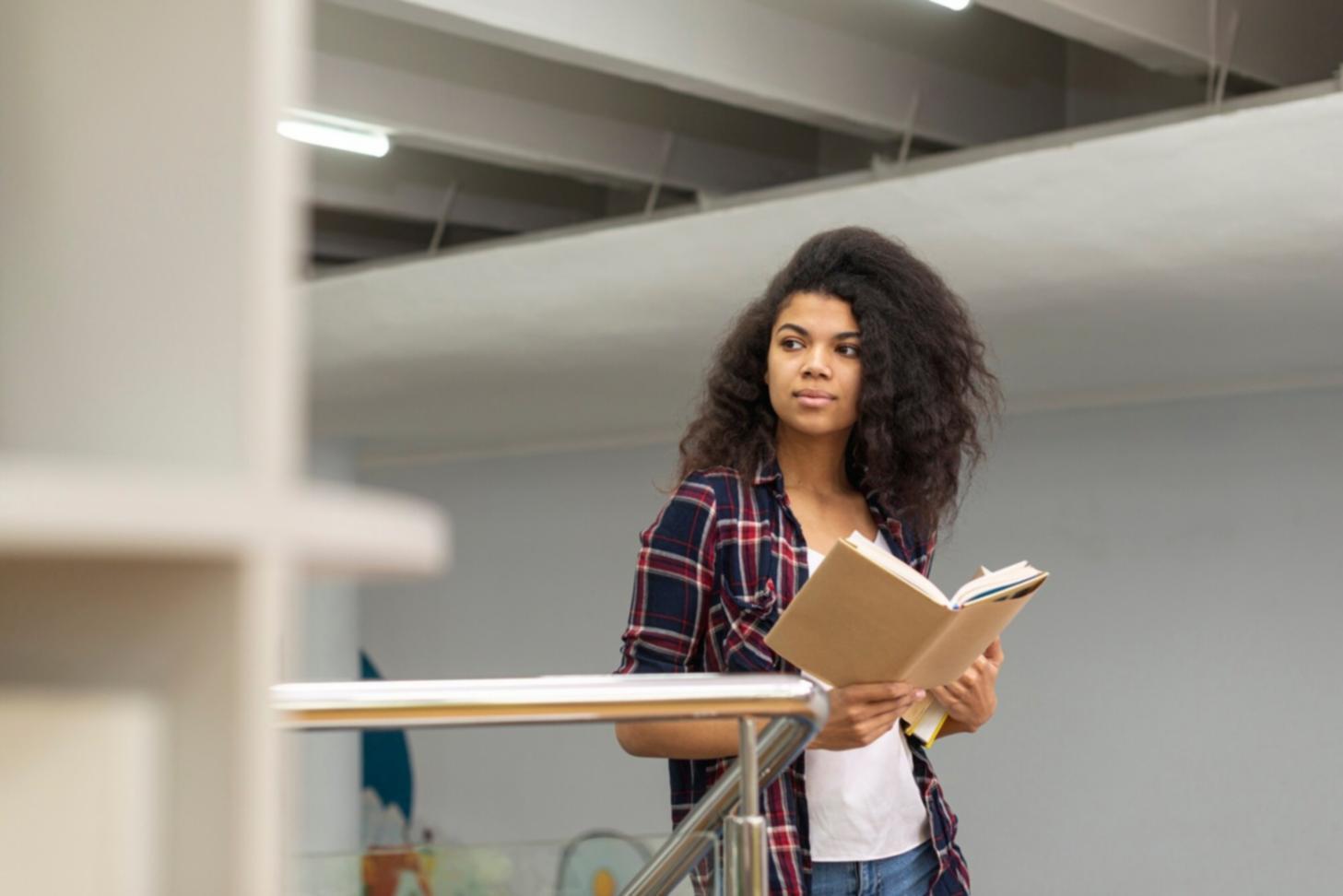 Sesión práctica de análisis financiero con participantes del programa