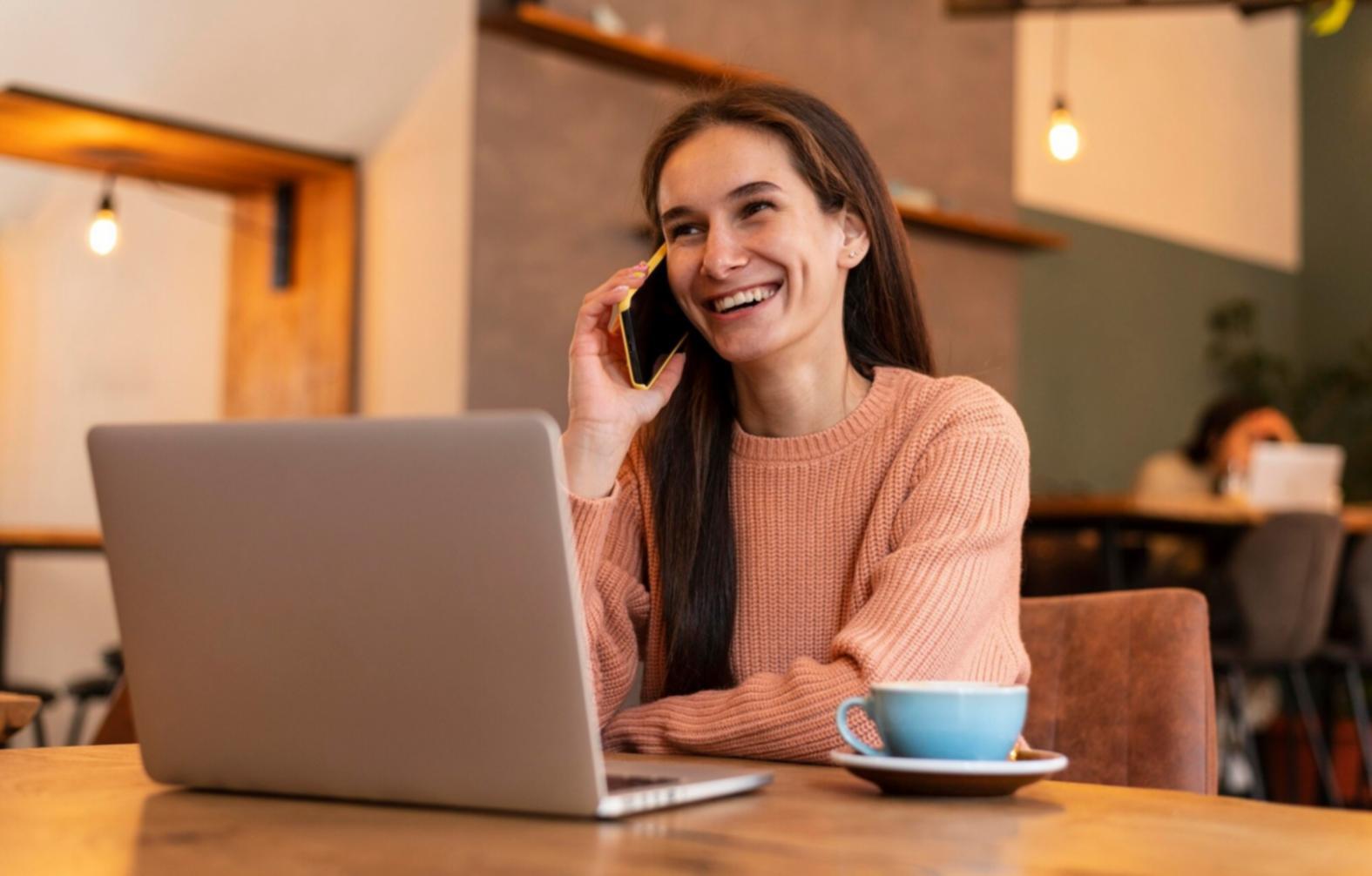 Equipo financiero analizando estrategias de inversión en sala de reuniones